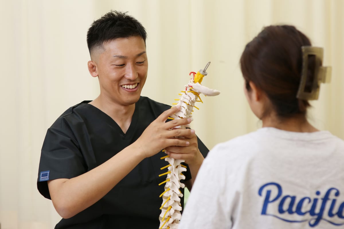 院長が骨盤の動きを丁寧にご案内している様子