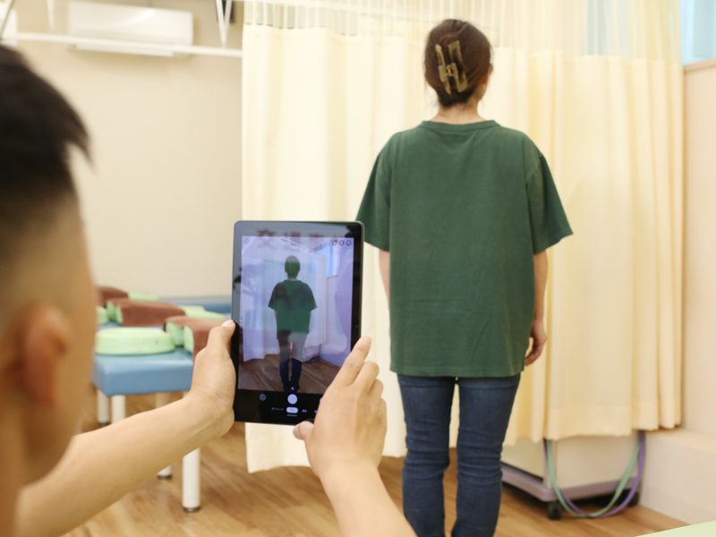 タブレットで姿勢を確認しながら全身のバランスをチェックしている様子